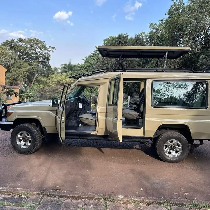 Safari vehicle Uganda – 4x4 pop-up roof wildlife tour by Crane Adventure Safaris
