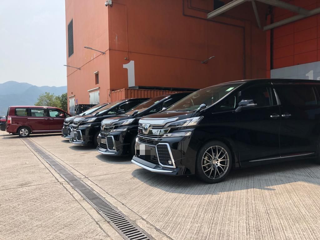 Toyota Alphard luxury van hire Uganda – VIP transfer vehicle